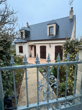 À 5 minutes à pieds du château, 2 belles et spacieuses chambres, SDB, WC et un garage privé à 25 minutes circuit 24h